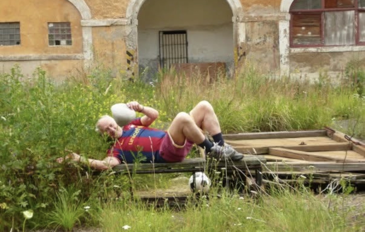 Arnošt Lustig v&nbsp;Terezíně při natáčení filmu Můj fotr a&nbsp;jeho oblíbený koncentráky