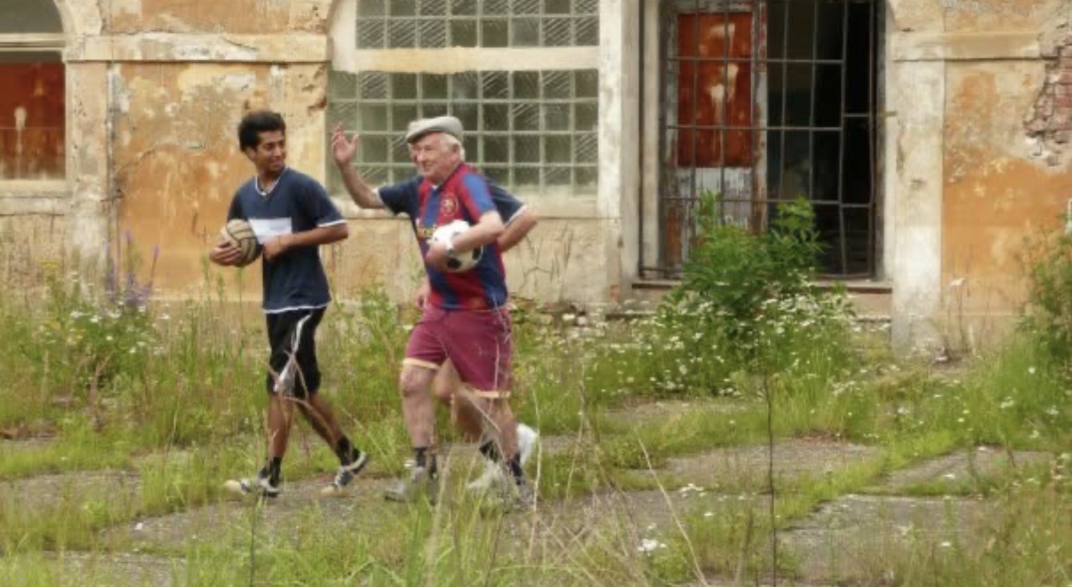 Arnošt Lustig se svým vnukem v&nbsp;Terezíně při natáčení filmu Můj fotr a&nbsp;jeho oblíbený koncentráky